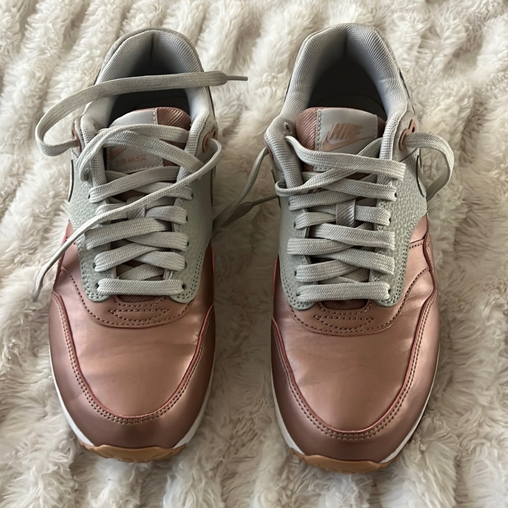 Nike shoes, gold pink, gray new condition